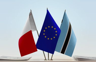  Malta Botswana ve eu bayrakları kağıtların yanında.