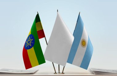 Etiyopya Arjantin ve beyaz bayraklar kağıtlarla ayakta  