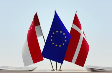 Danimarka ve Singapur bayrakları kağıtlarla ayakta  