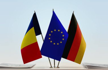 Alman bayrağı kağıtlarla beklemede 