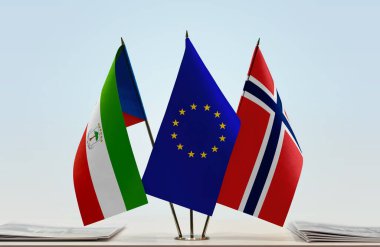 Ekvator Ginesi ve Norveç bayrakları kağıtlarla birlikte beklemede  