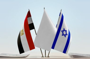 Mısır, İsrail ve beyaz bayraklar masaya konmuş gazetelerle