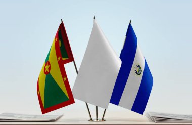 Grenada Antigua ve beyaz bayraklar kağıtların yanında. 