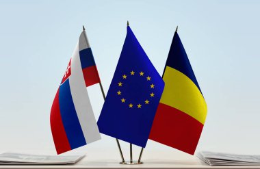 Slovakya Çad ve eu bayrağı kağıtlarla ayakta
