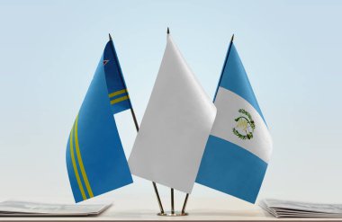 Aruba Guatemala ve beyaz bayraklar kağıtların yanında.