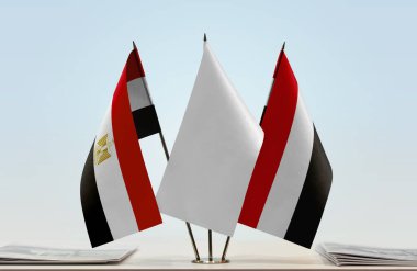 Mısır, Yemen ve beyaz bayraklar masada gazetelerle