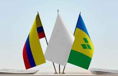 Kolombiya Antigua ve beyaz bayraklar kağıtlarla ayakta duruyor