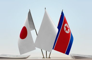 Japonya, Kuzey Kore ve beyaz bayraklar masada gazeteler