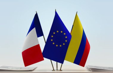 Fransa Kolombiya ve eu bayrağı kağıtlarla birlikte hazır bekliyor