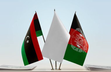 Libya Afganistan ve beyaz bayraklar belgelerle ayakta  