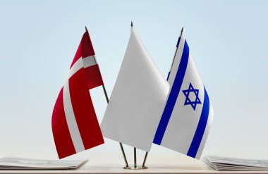 İsrail, Danimarka ve beyaz bayraklar kağıtlarla ayakta