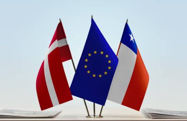 Danimarka Şili ve eu bayrağı kağıtlarla birlikte beklemede