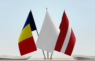 Chad Letonya ve beyaz bayraklar kağıtlarla ayakta