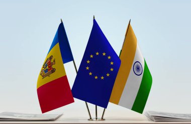  Moldova Hindistan ve eu bayrakları kağıtlarla ayakta