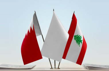 Bahreyn Lübnan ve beyaz bayraklar kağıtlarla ayakta  