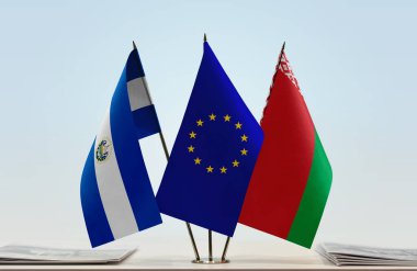 Belarus, El Salvador ve eu bayrakları kağıtların yanında.