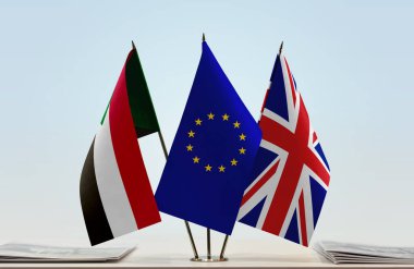 Sudan eu bayrakları tezgahta duruyor.  