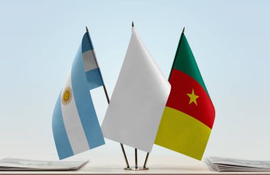 Arjantin Kamerun bayrakları kağıtlarla birlikte duruyor   