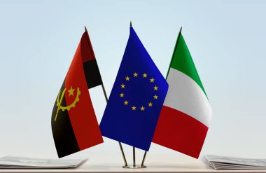 İtalya bayrağı kağıtlarla birlikte beklemede 