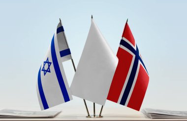 İsrail, Norveç ve beyaz bayraklar kağıtlarla ayakta