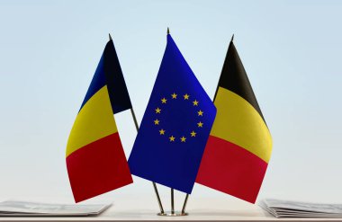 Chad ve eu bayrakları tezgahta.