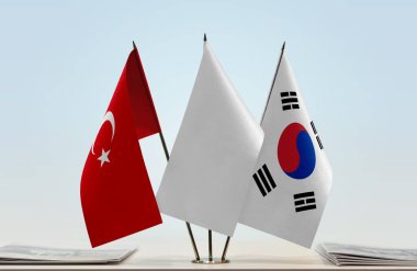 Türkiye, Güney Kore ve beyaz bayraklar kağıtlarla ayakta  