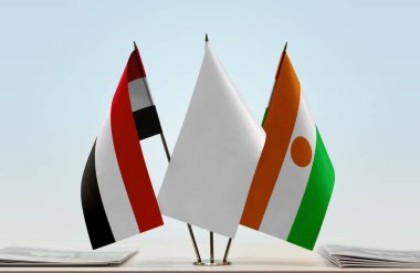 Nijer ve Yemen bayrakları tezgahta.   