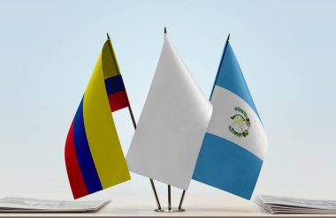 Kolombiya ve Guatemala bayrakları kağıtların yanında.