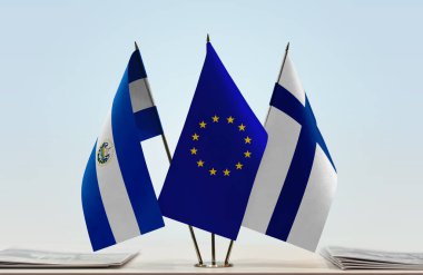 El Salvador ve eu bayrakları kağıtlarla ayakta  