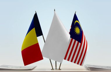 Chad Malezya ve beyaz bayraklar kağıtlarla ayakta