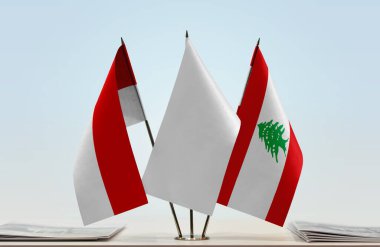 Endonezya, Lübnan ve beyaz bayraklar masada gazeteler