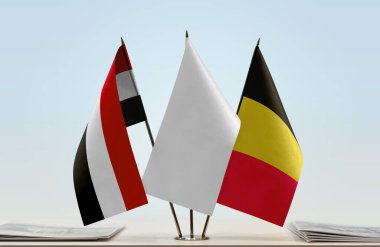 Belçika ve Yemen bayrakları tezgahta.   