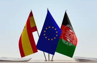İspanya Afganistan ve eu bayrağı kağıtlarla ayakta