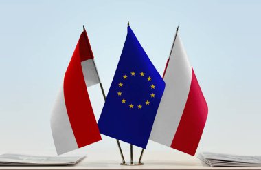 Endonezya Polonya ve eu bayrakları kağıtların yanında  