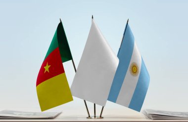 Cameron Arjantin ve beyaz bayraklar kağıtlarla ayakta