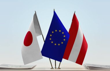Avusturya, Japonya ve eu bayrakları kağıtlarla ayakta