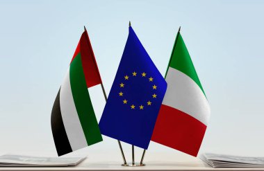 İtalya bayrağı kağıtlarla birlikte beklemede 