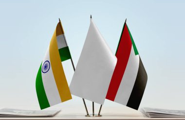 Hindistan, Sudan ve beyaz bayraklar kağıtlarla ayakta  