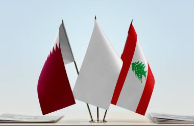 Lübnan ve Katar bayrakları kağıtlarla ayakta   
