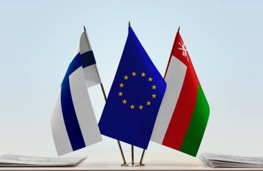 Finlandiya Oman ve eu bayrağı kağıtlarla beklemede