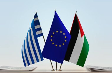 Yunanistan Filistin ve eu bayrağı kağıtlarla birlikte beklemede