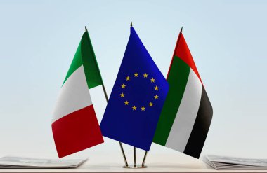 İtalya BAE ve eu bayrağı kağıtlarla birlikte beklemede
