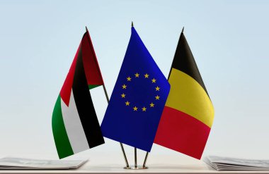 Ürdün Belçika ve eu bayrakları kağıtlarla ayakta  
