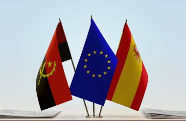 Angola İspanya 'nın bayrakları tezgahta