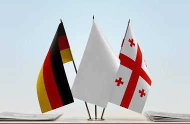 Alman bayrağı kağıtlarla beklemede 