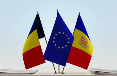 Andorra, Chad ve eu bayrakları kağıtların yanında.