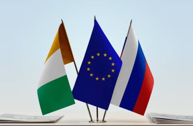 Fildişi bayraklar kağıtlarla birlikte tezgahta  