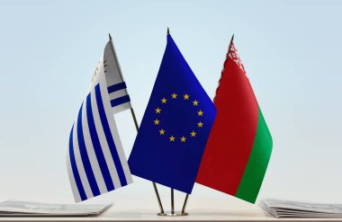 Belarus, Uruguay ve eu bayrakları kağıtların yanında.