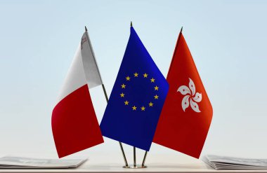 Malta Hong Kong ve eu bayrakları kağıtların yanında.