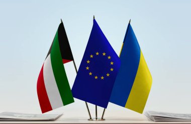 Kuveyt, Ukrayna ve eu bayrağı kağıtlarla birlikte beklemede